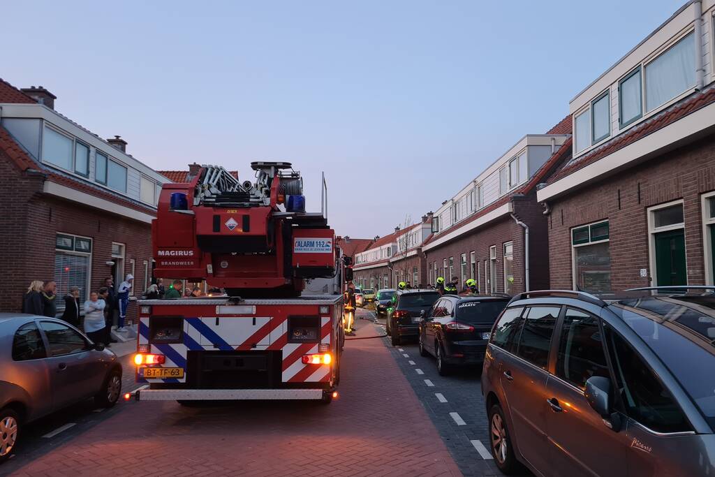 Slapende bewoner uit woning vol met rook gered