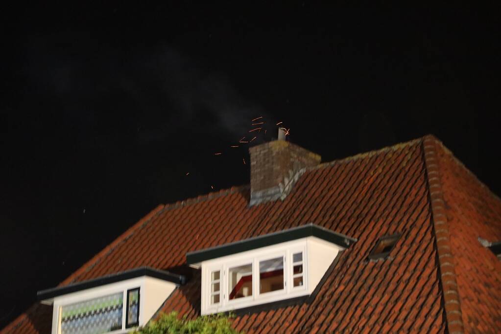 Veel rook door schoorsteenbrand