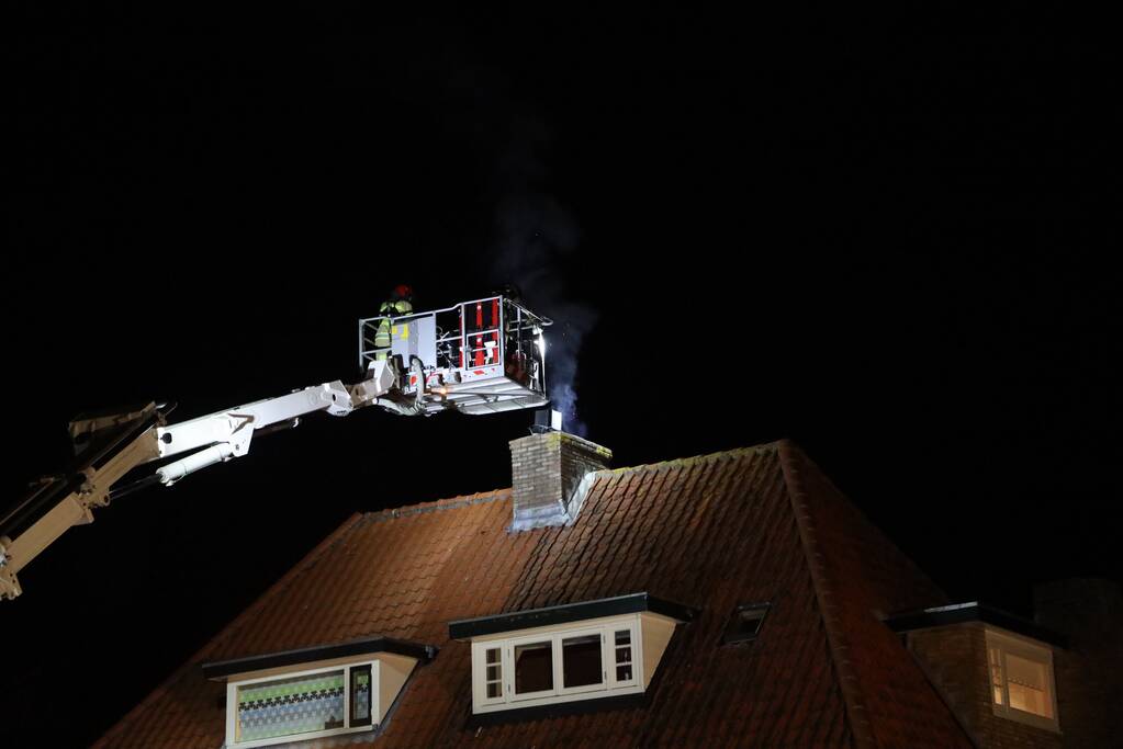 Veel rook door schoorsteenbrand