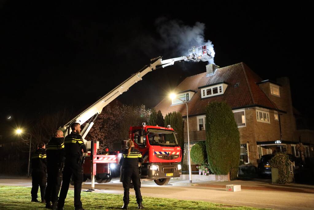 Veel rook door schoorsteenbrand