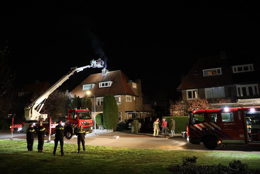 Veel rook door schoorsteenbrand