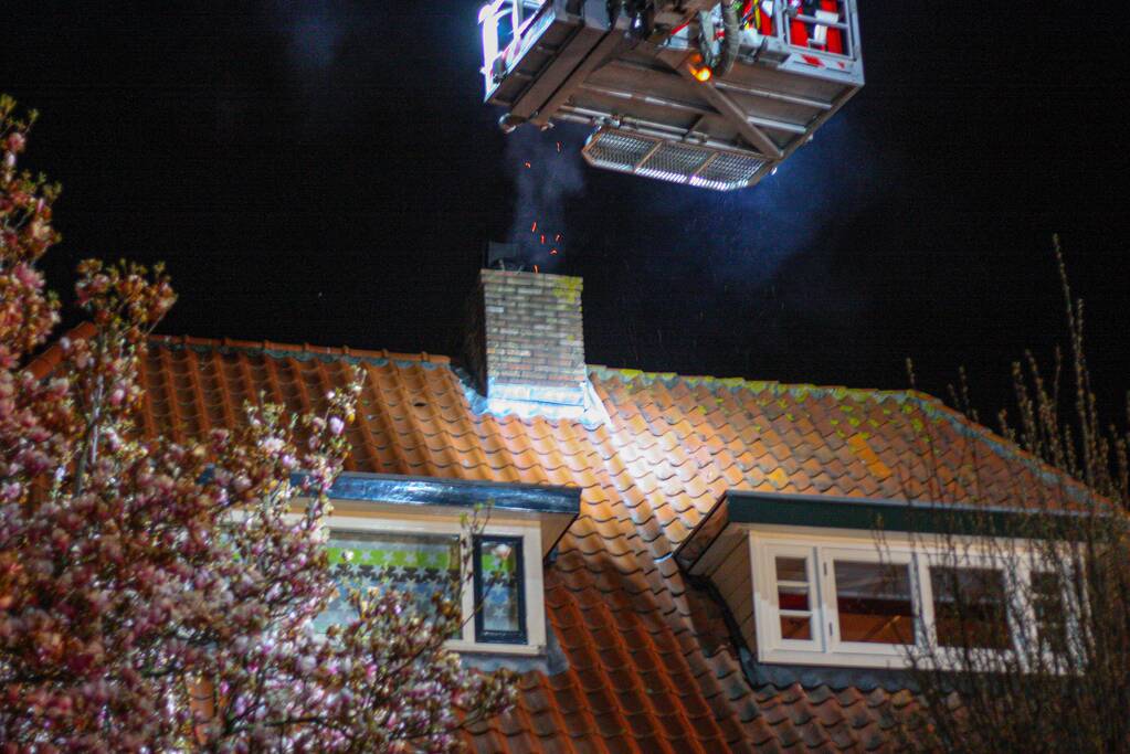 Veel rook door schoorsteenbrand