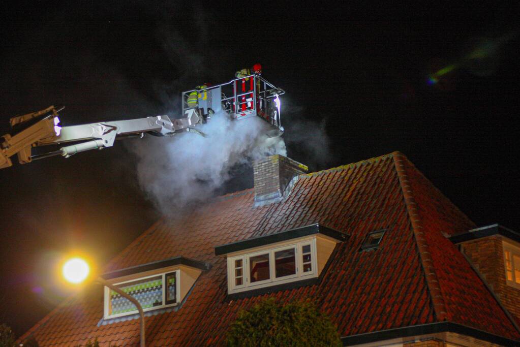 Veel rook door schoorsteenbrand