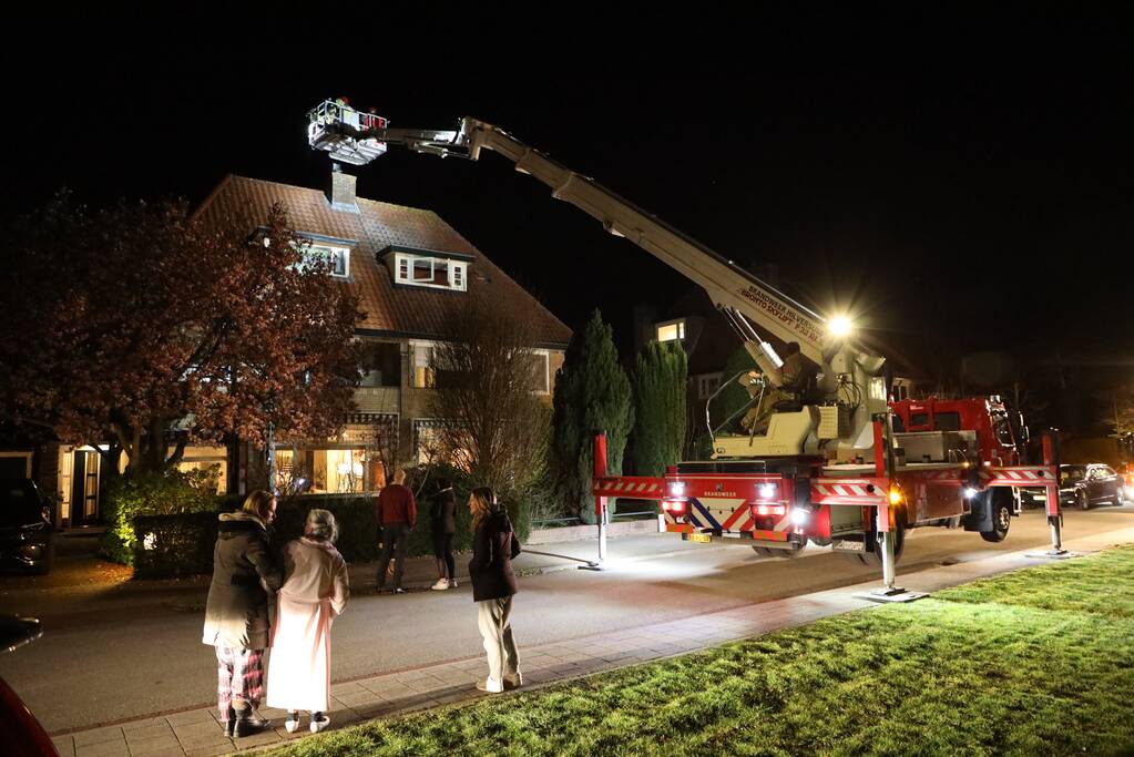 Veel rook door schoorsteenbrand