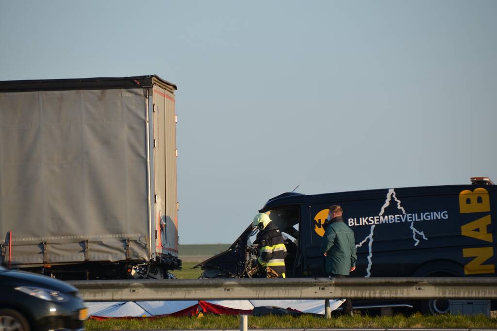 Ernstige aanrijding tussen bestelbus vrachtwagen