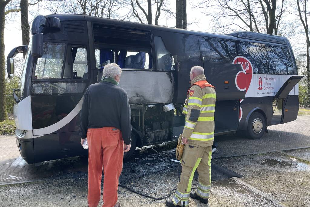 Toeringcar zwaar beschadigd door brand