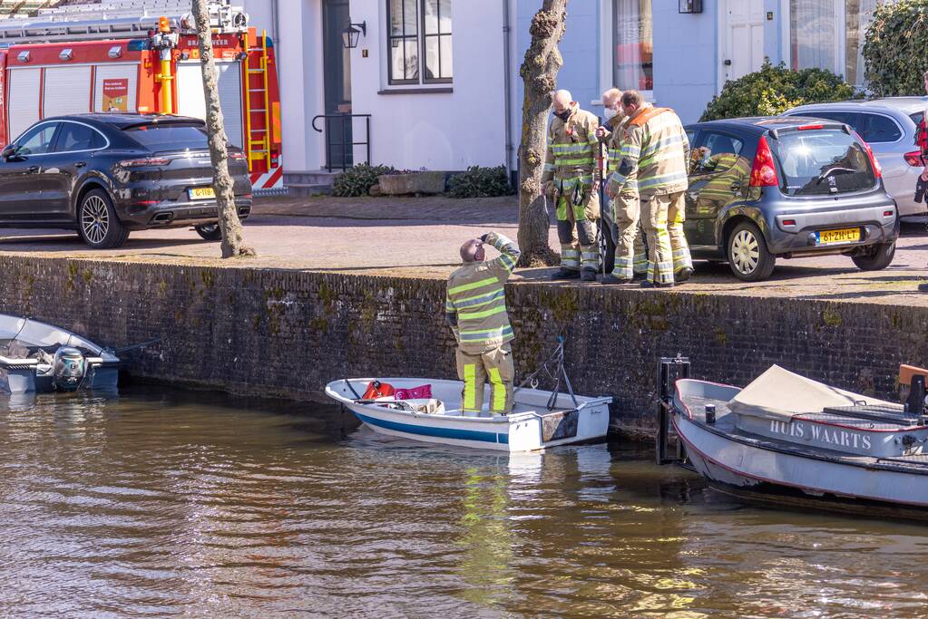 Bootje slaat om in oude stadshaven