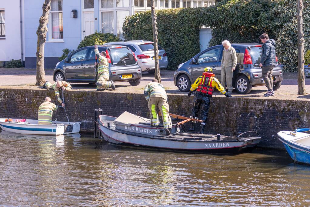 Bootje slaat om in oude stadshaven