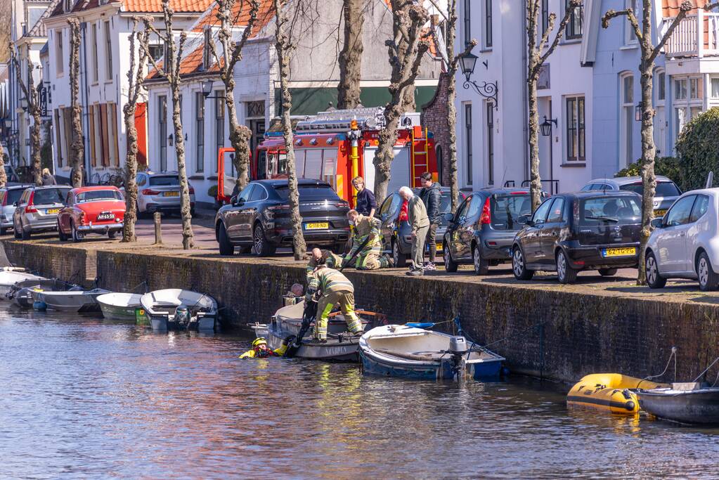 Bootje slaat om in oude stadshaven