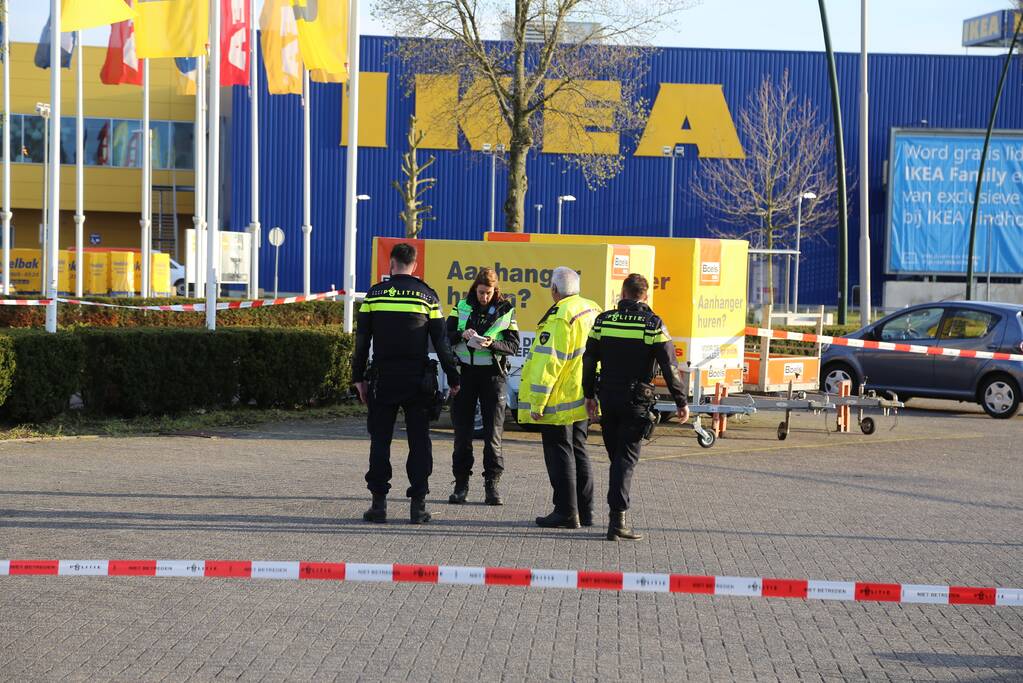 Politie doet onderzoek naar schietpartij op parkeerplaats Praxis