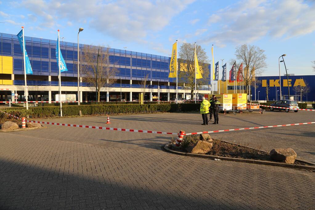 Politie doet onderzoek naar schietpartij op parkeerplaats Praxis