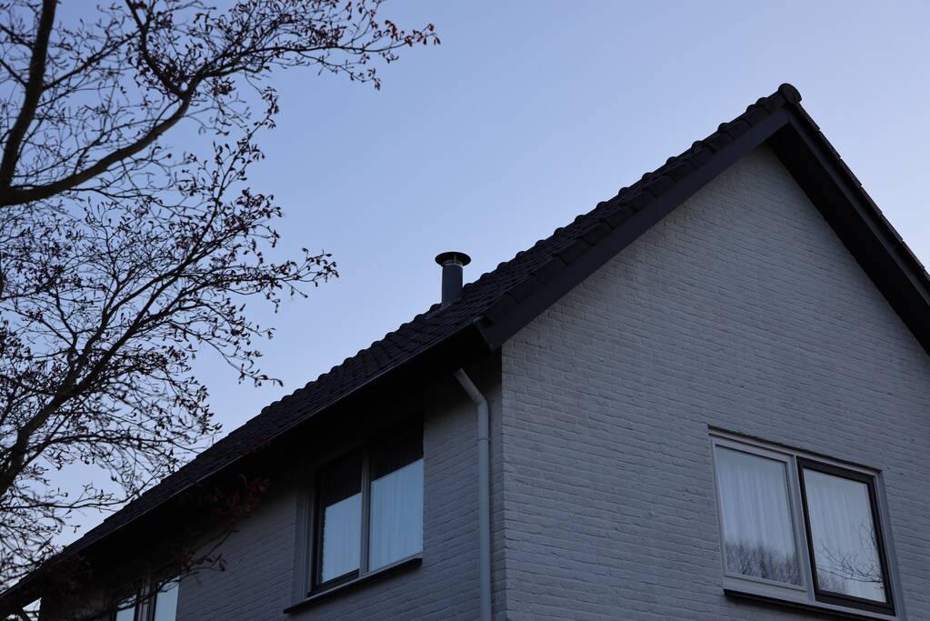 Brandweer en dierenambulance doen poging om vastzittende vogel te bevrijden