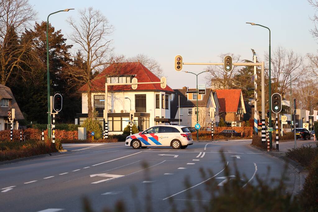 Brandweer en dierenambulance doen poging om vastzittende vogel te bevrijden