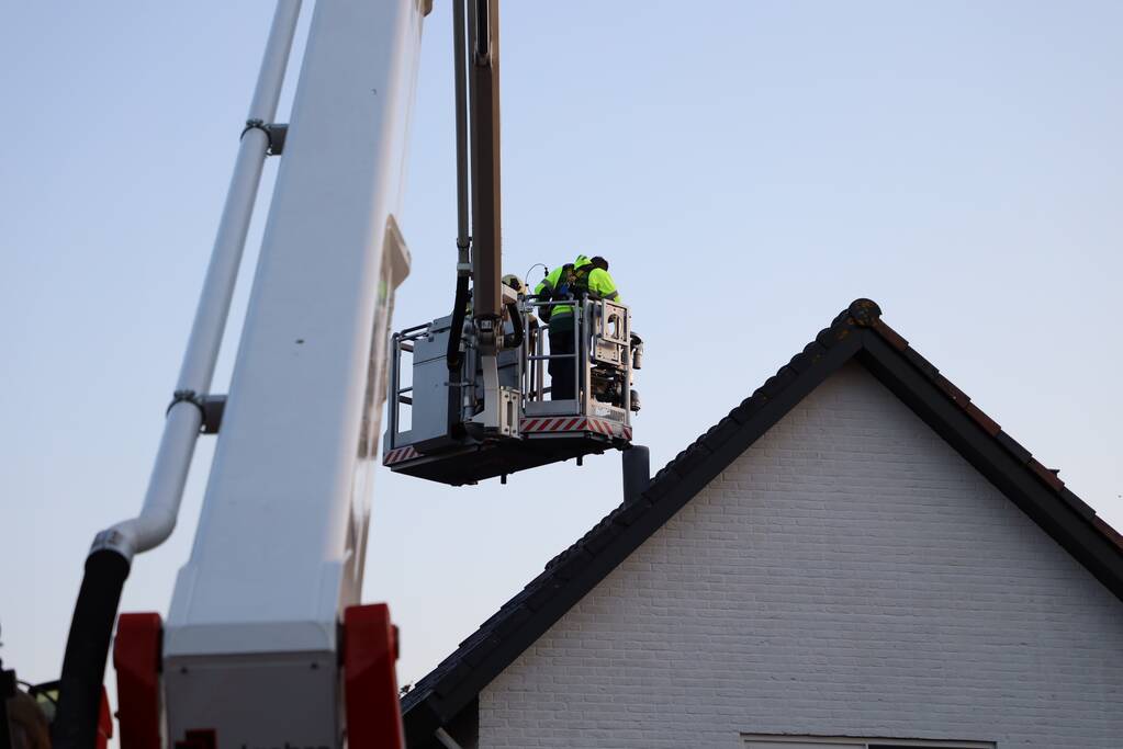 Brandweer en dierenambulance doen poging om vastzittende vogel te bevrijden