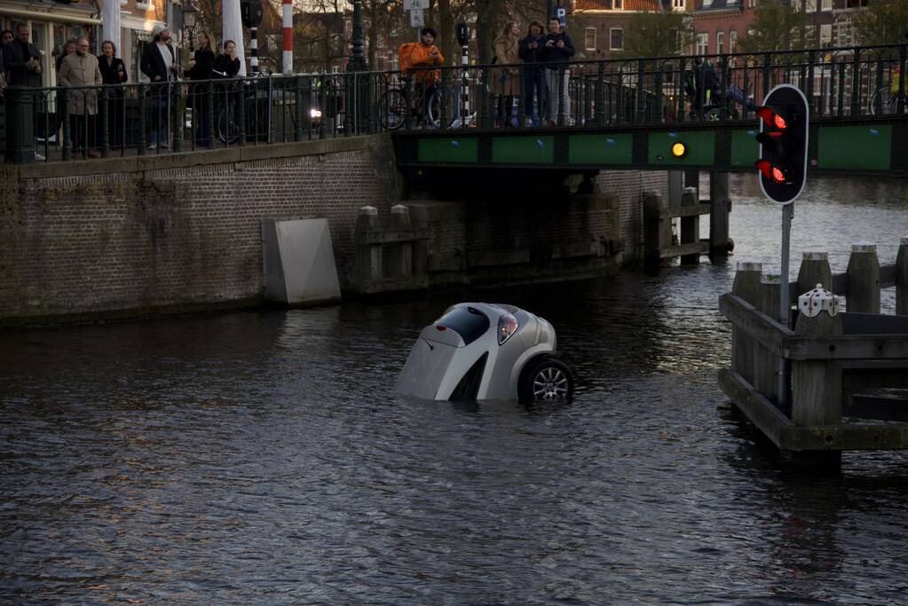Auto kopje onder door vergeten handrem