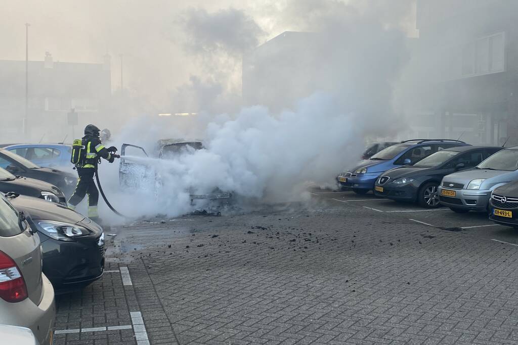 Auto volledig verwoest door brand