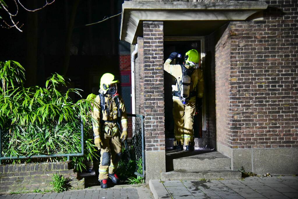 Brand in portiek van woning
