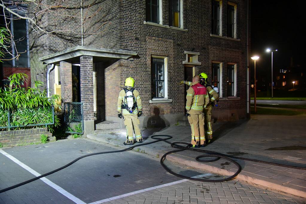 Brand in portiek van woning