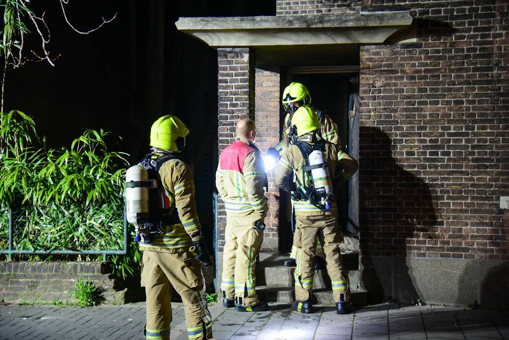 Brand in portiek van woning