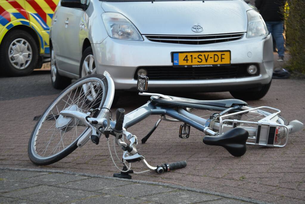 Gewonde na ongeval tussen e-bike en auto