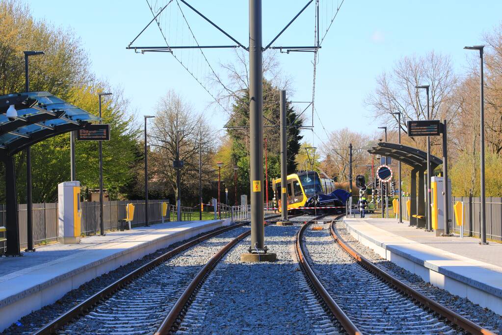 Tram ontspoord na botsing met auto
