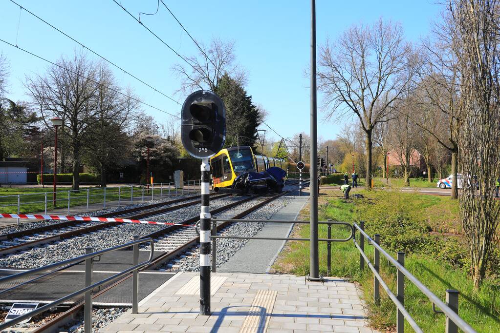 Tram ontspoord na botsing met auto