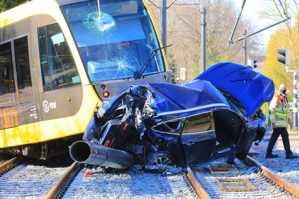 Tram ontspoord na botsing met auto
