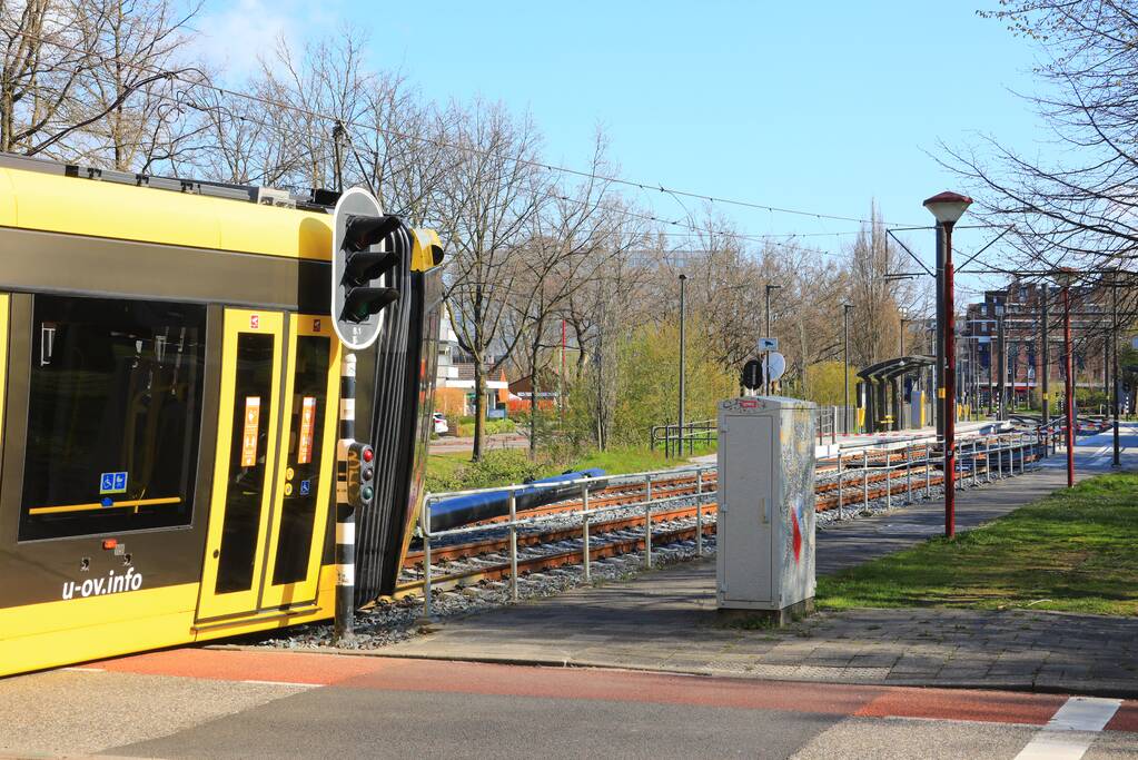 Tram ontspoord na botsing met auto
