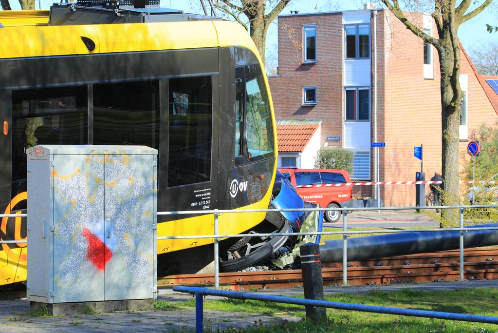 Tram ontspoord na botsing met auto
