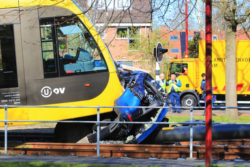 Tram ontspoord na botsing met auto