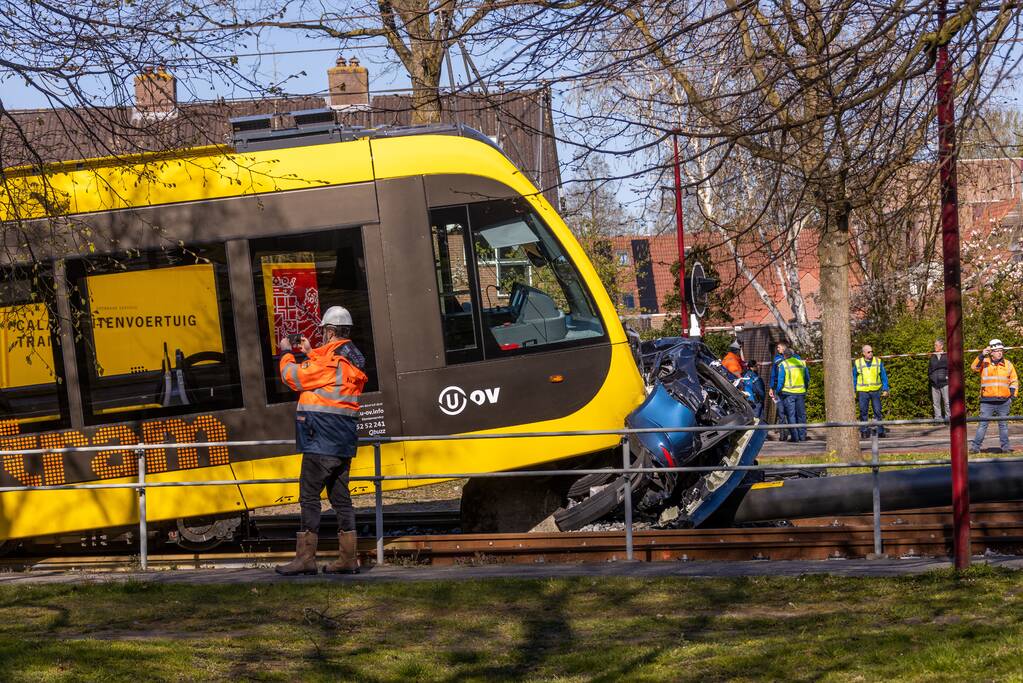 Tram ontspoord na botsing met auto