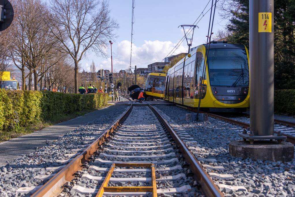 Tram ontspoord na botsing met auto