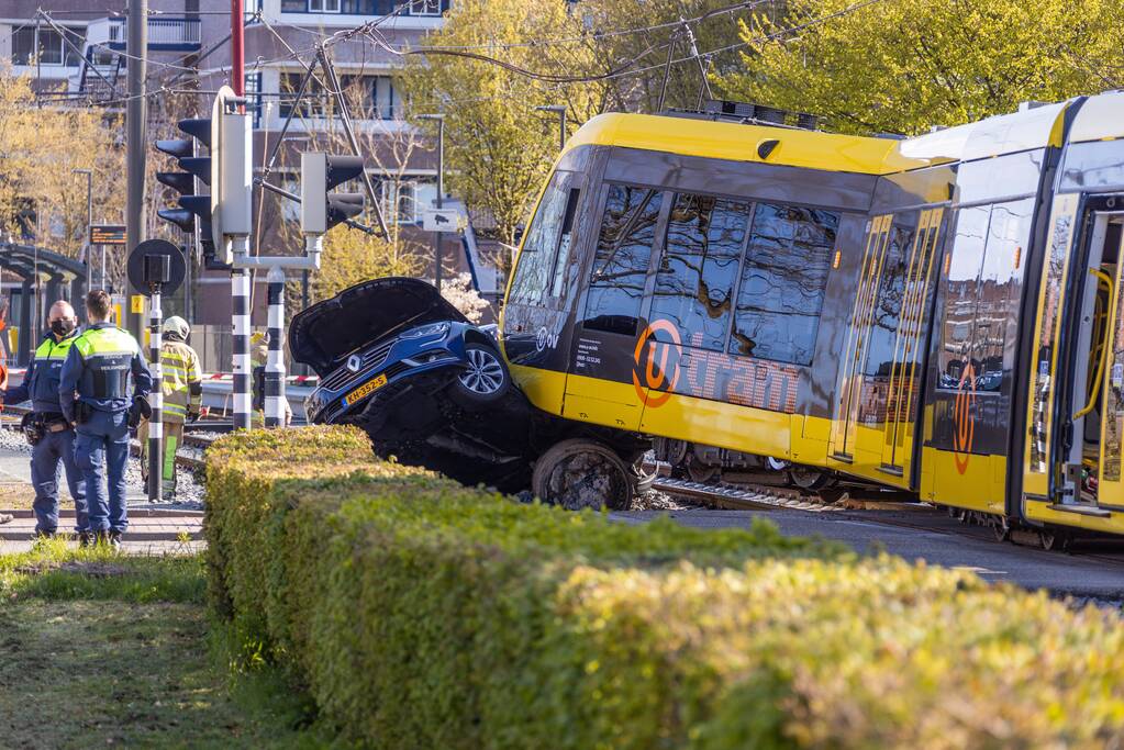 Tram ontspoord na botsing met auto