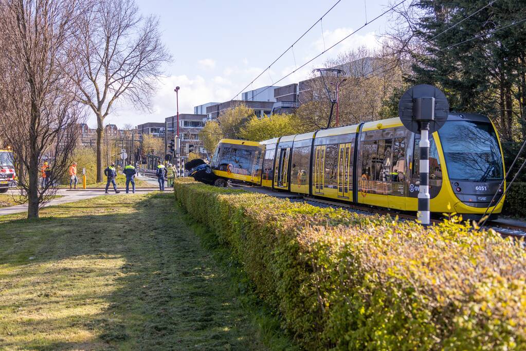 Tram ontspoord na botsing met auto