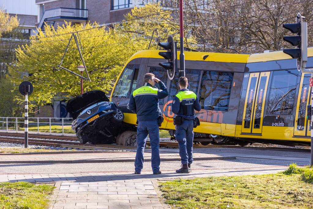 Tram ontspoord na botsing met auto