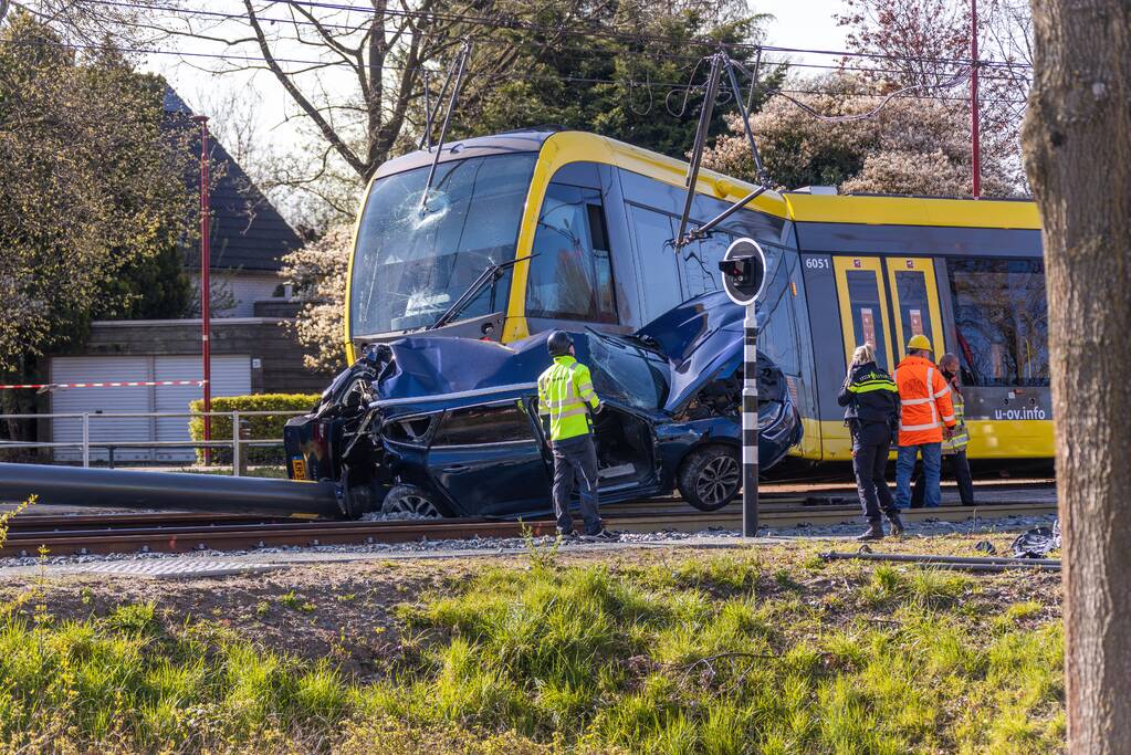 Tram ontspoord na botsing met auto