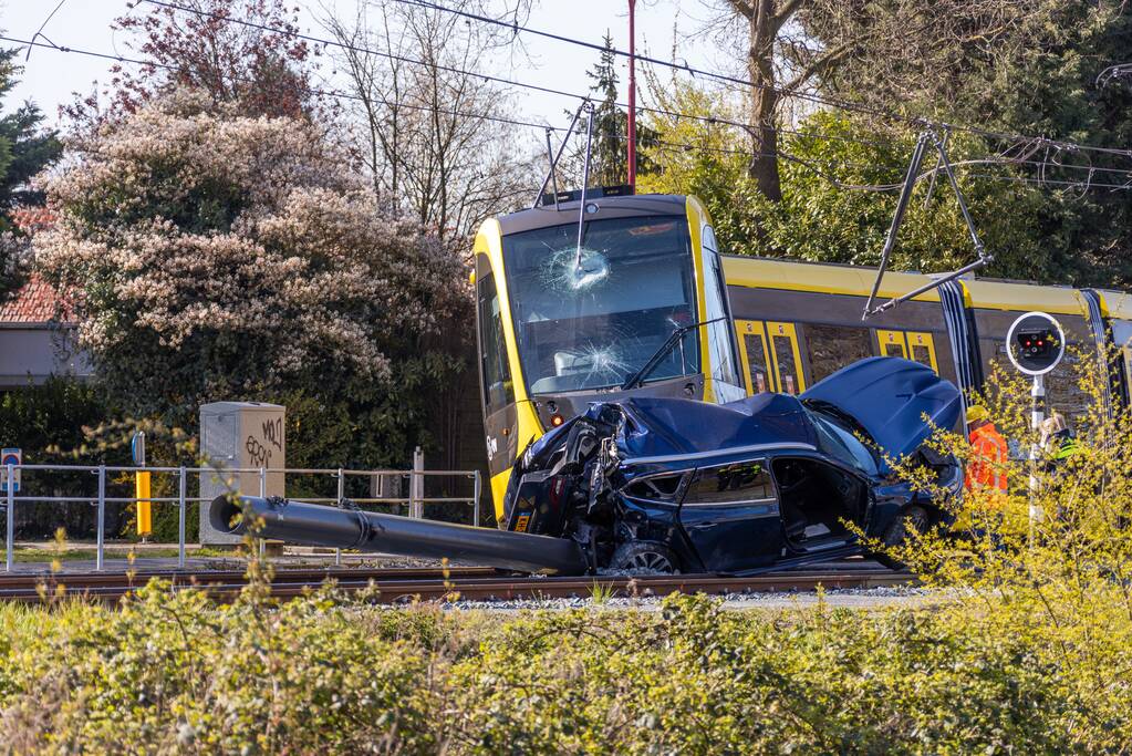 Tram ontspoord na botsing met auto