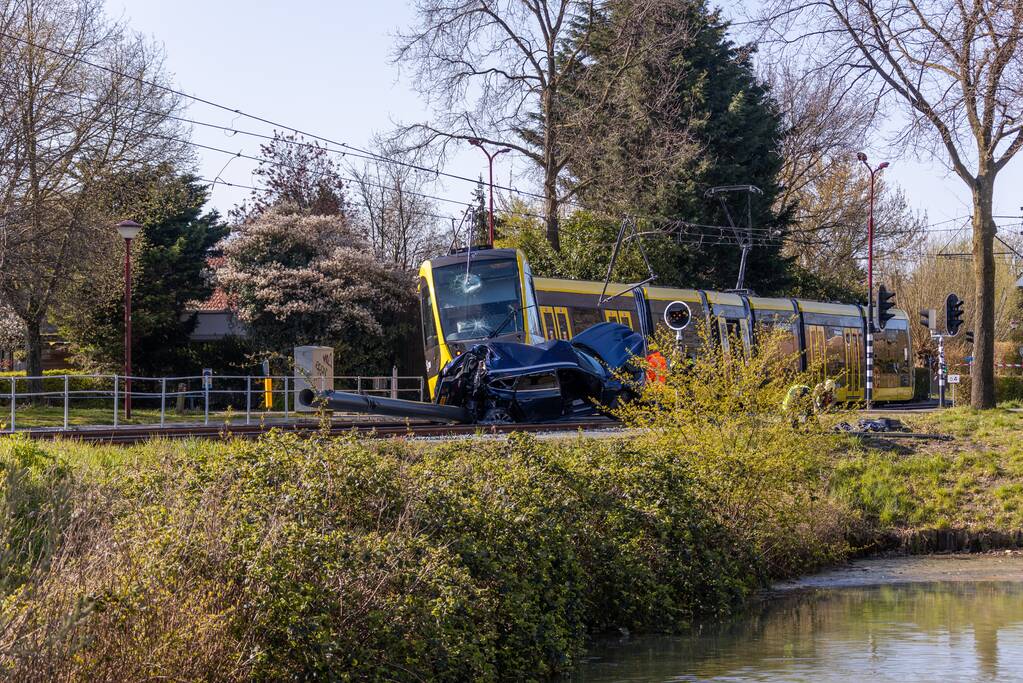 Tram ontspoord na botsing met auto