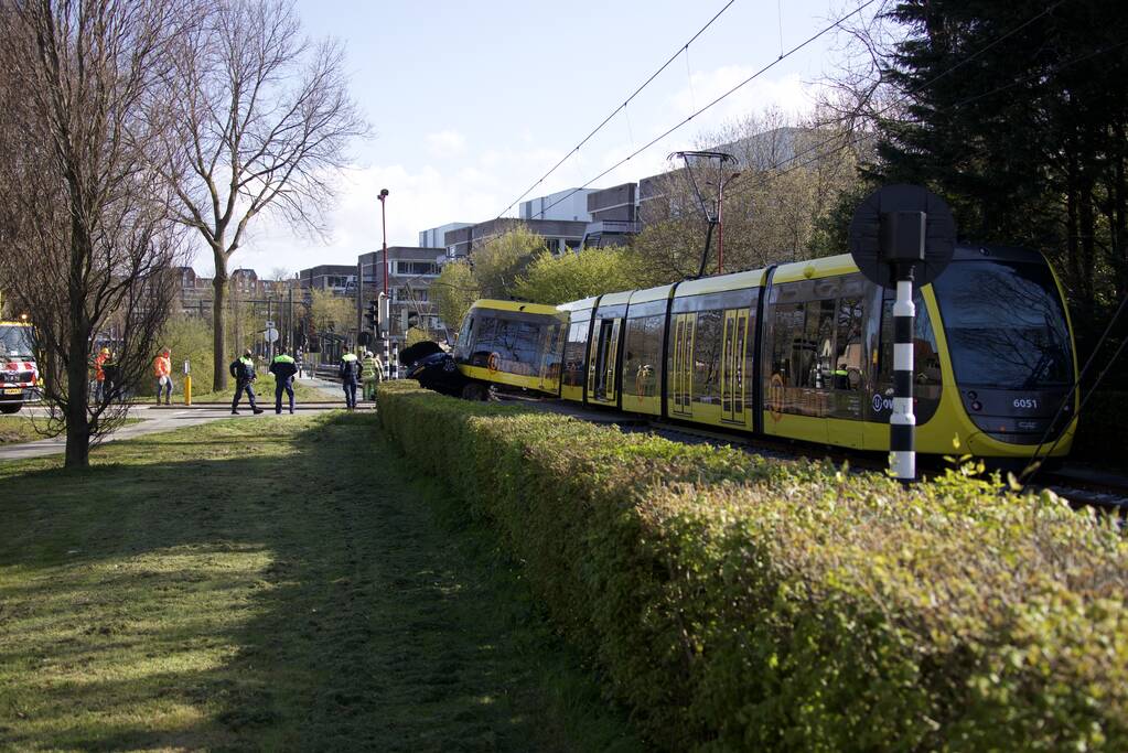 Tram ontspoord na botsing met auto