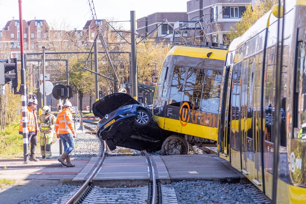 Tram ontspoord na botsing met auto