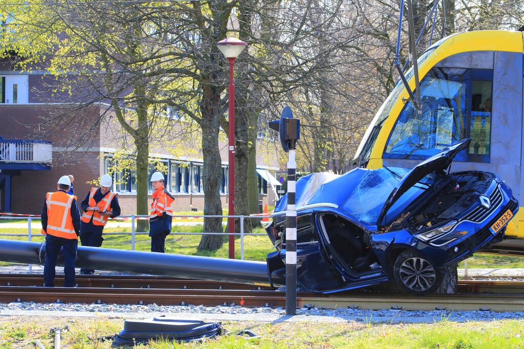 Tram ontspoord na botsing met auto