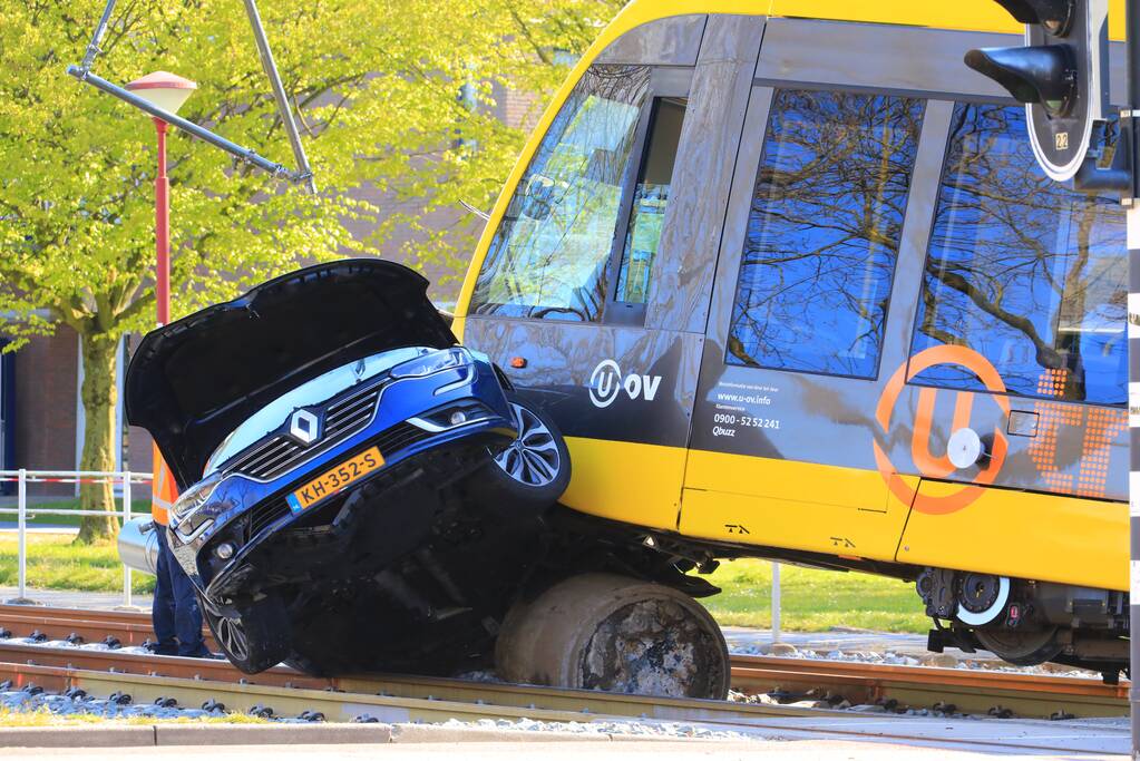 Tram ontspoord na botsing met auto