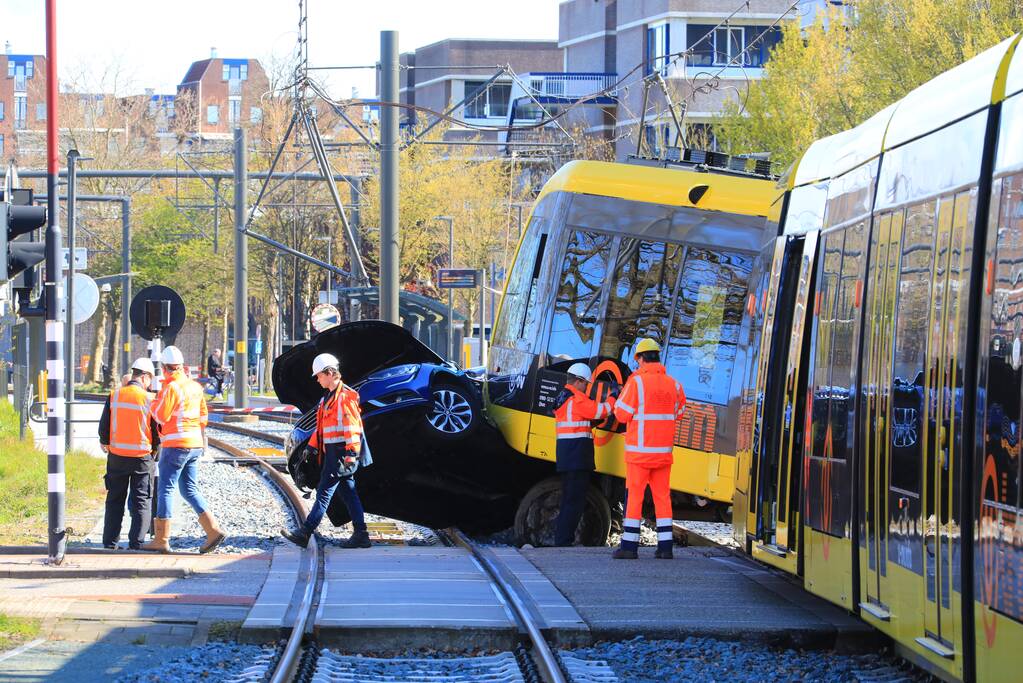 Tram ontspoord na botsing met auto