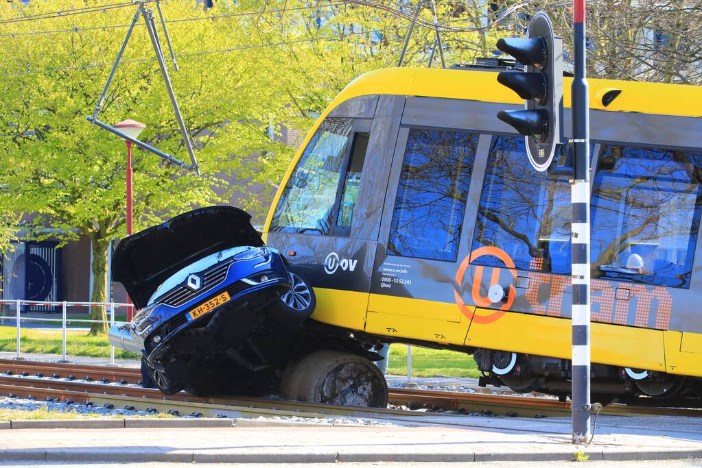 Tram ontspoord na botsing met auto