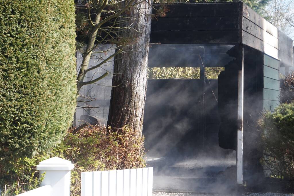 Brand in carport bij vakantiewoning