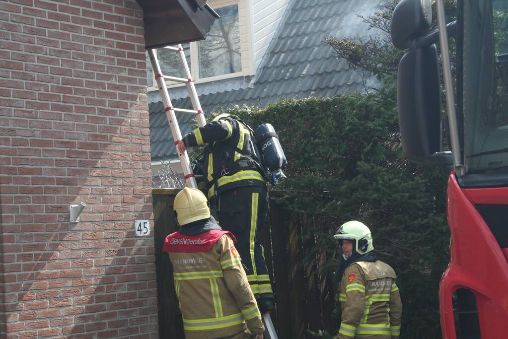 Heg vliegt in brand tijdens onkruid branden