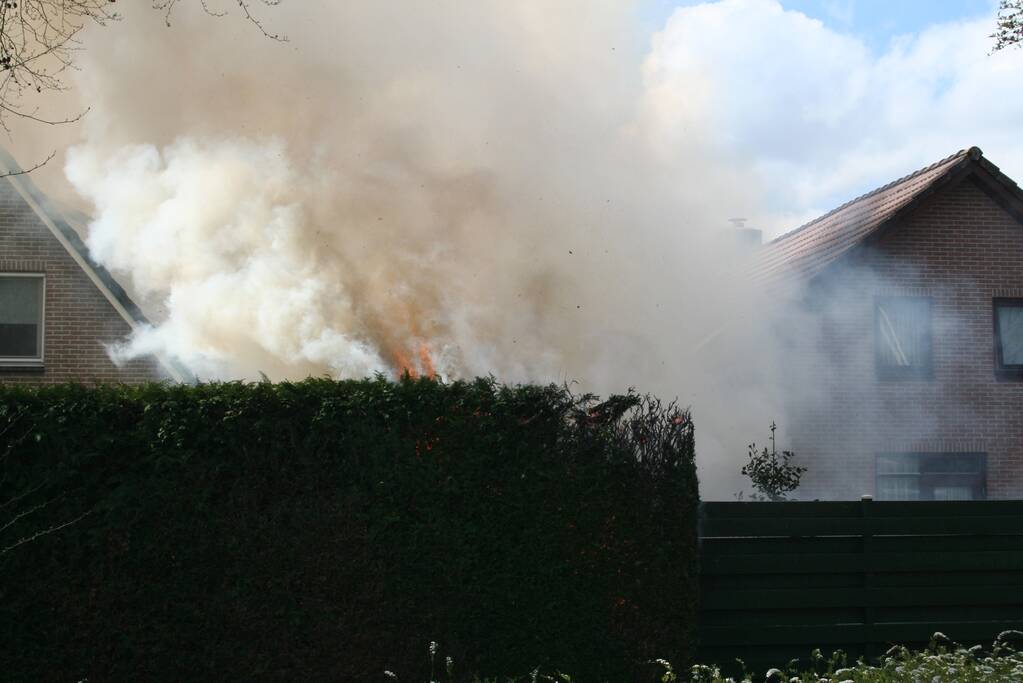 Heg vliegt in brand tijdens onkruid branden