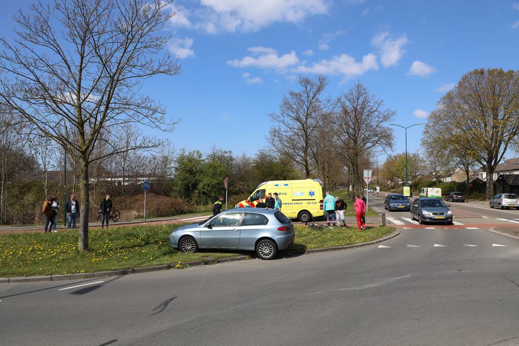 Mountainbiker geschept door auto