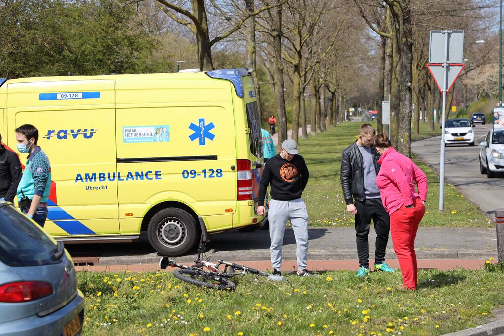 Mountainbiker geschept door auto