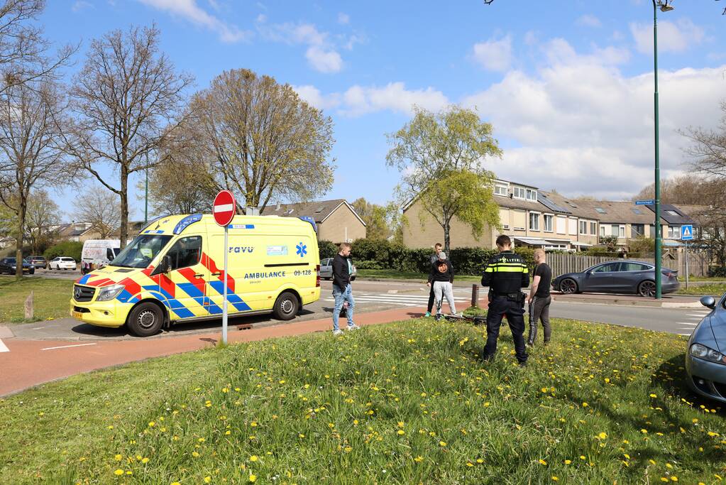 Mountainbiker geschept door auto